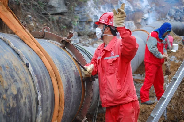 Trabalhadores Chineses Sinopec Colocar Tubos Gás Xisto Chongqing China Novembro — Fotografia de Stock