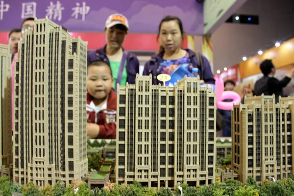2015年10月1日 在中国东部江苏省苏州市举行的房地产博览会上 中国购房者关注一个住宅项目的住房模型 — 图库照片