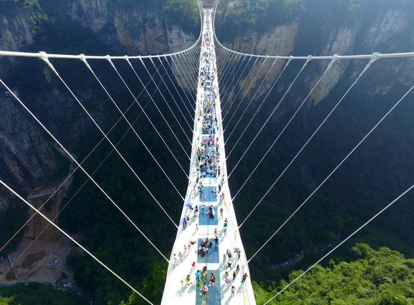 Turistas Visitam Ponte Fundo Vidro Mais Longa Mais Alta Mundo — Fotografia de Stock