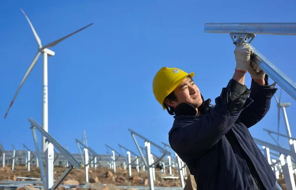 Trabajador Chino Instala Paneles Solares Frente Turbinas Eólicas Una Central — Foto de Stock