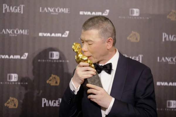 Director Chino Feng Xiaogang Besa Trofeo Mejor Director Por Película — Foto de Stock