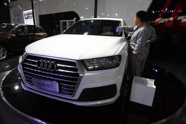 Bezoekers Kijken Naar Een Audi Tijdens Een Auto Tentoonstelling Jinan — Stockfoto