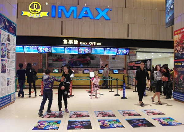 2015年10月6日 在中国中部湖北省宜昌市的一家以伊玛克斯为主角的万达影院 可以看到中国电影人 — 图库照片