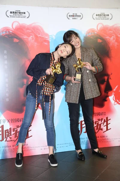 Chinese Actresses Zhou Dongyu Left Sandra Sichun Pose Trophies Best — 图库照片