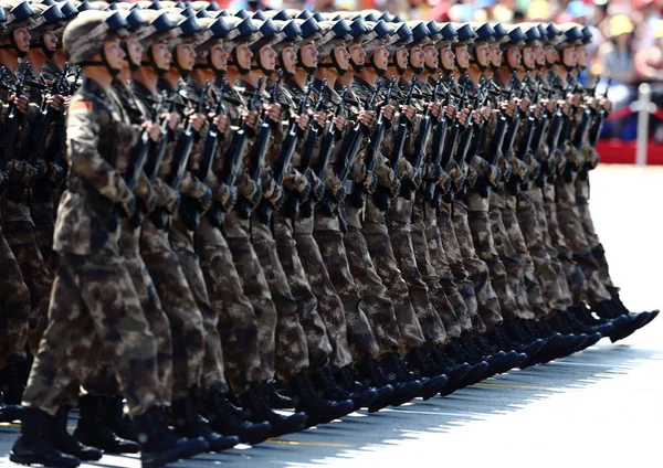 Soldados Chinos Del Epl Ejército Popular Liberación Marchan Más Allá — Foto de Stock