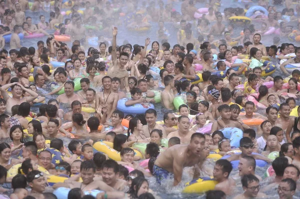 Chinese Holidaymakers Crowd Swiming Pool Water Park Scorcher Chongqing China — Stock Photo, Image