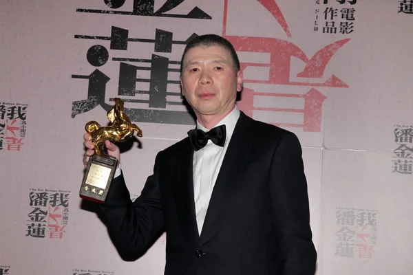 Director Chino Feng Xiaogang Posa Con Trofeo Mejor Director Por — Foto de Stock