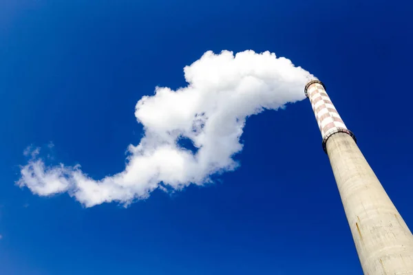Καπνός Απολύεται Από Μια Καμινάδα Ένα Εργοστάσιο Ενέργειας Καύση Άνθρακα — Φωτογραφία Αρχείου