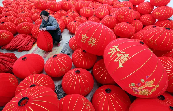Travailleur Chinois Fabrique Des Lanternes Rouges Dans Une Usine Lanternes — Photo