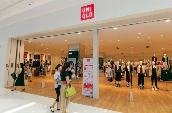 File Shoppers Caminar Más Allá Una Tienda Moda Uniqlo Centro — Foto de Stock