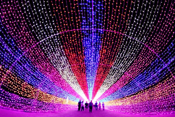 2016年7月4日 在中国北部湖北省张家口市举行的灯光艺术节上 游客们在灯光的隧道下散步 — 图库照片
