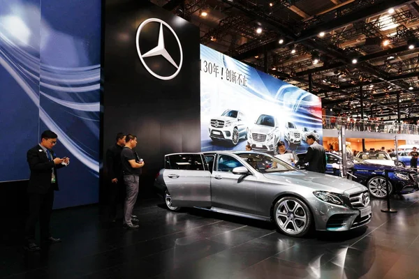 Besökare Tittar Bilar Montern Mercedes Benz Den Peking International Automotive — Stockfoto