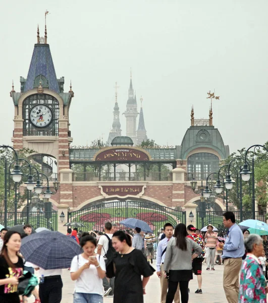 Τουρίστες Μαζεύονται Έξω Από Την Ντίσνεϋλαντ Της Σαγκάης Στο Shanghai — Φωτογραφία Αρχείου
