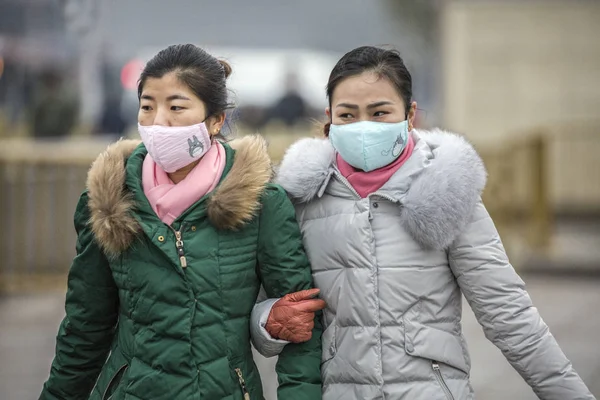 Voetgangers Dragen Gezichtsmaskers Tegen Luchtvervuiling Lopen Straat Heavy Smog Peking — Stockfoto