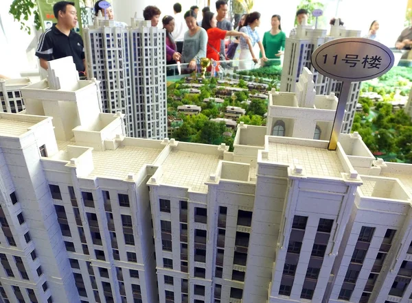 2016年5月15日 在中国中部湖北省宜昌市举行的房地产博览会上 中国购房者关注住宅项目的住房模式 — 图库照片
