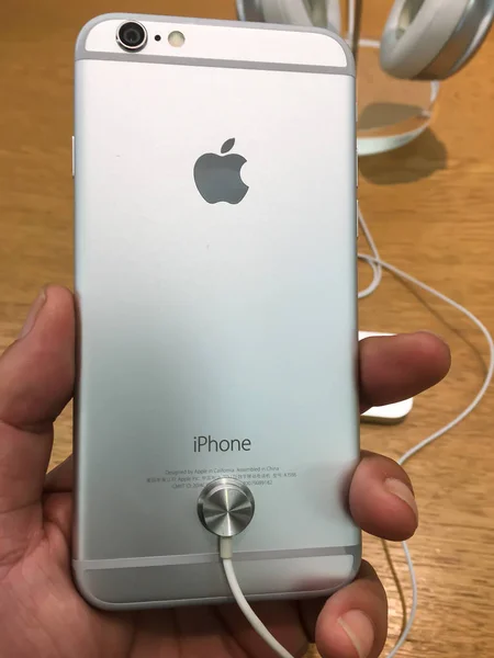 Клиент Опробовал Смартфон Iphone Выставке Apple Store Шанхае Китай Июня — стоковое фото