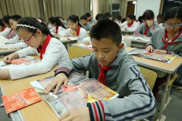 2016年5月27日中国 上海市の小学校で中国の若い学生が授業で本を読む — ストック写真