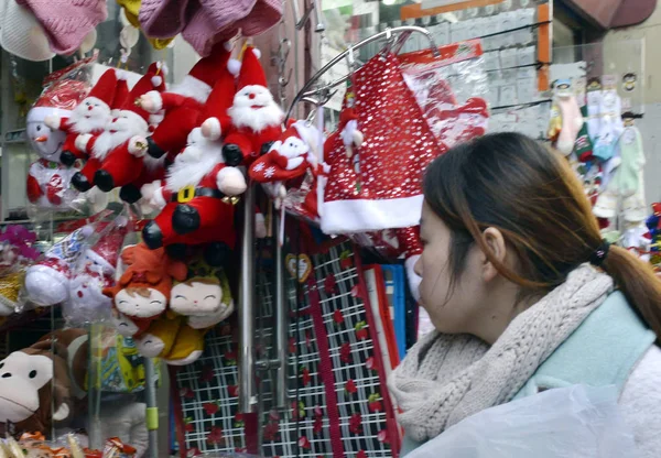Ein Chinesischer Kunde Kauft Weihnachtliches Spielzeug Und Dekorationen Einem Geschäft — Stockfoto