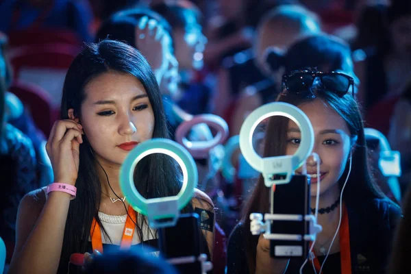 File Chinese Webcasting Hostesses Use Smartphones Make Live Streaming Webcast — Stock Photo, Image
