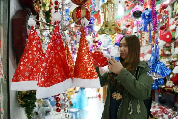 Ein Kunde Kauft Weihnachtsmützen Und Andere Dekorationen Einem Geschäft Auf — Stockfoto