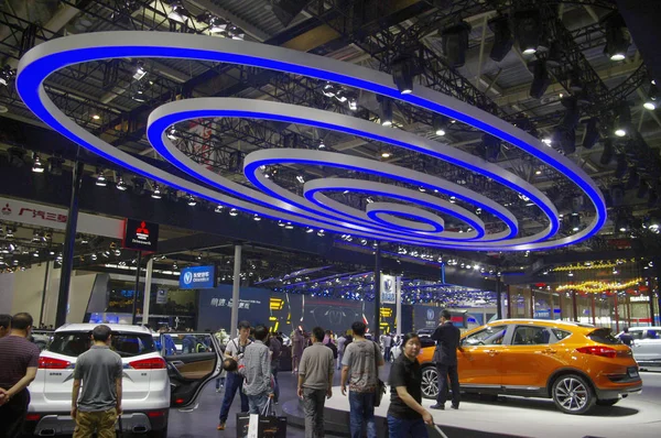 Visitors Crowd Stand Changan Automobile 14Th Beijing International Automotive Exhibition — Stock Photo, Image