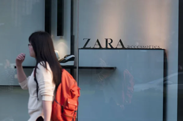 Fot Gängare Promenader Förbi Mode Butik Zara Guangzhou City Södra — Stockfoto