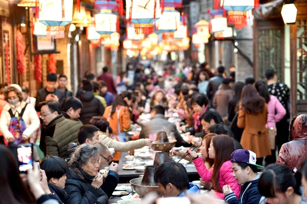 Residentes Locais Realizam Banquete Longo Uma Rua Cidade Wuzhen Cidade — Fotografia de Stock