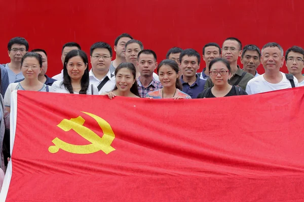 Kinesiska Medlemmar Kommunistpartiet Kina Cpc Posera Med Part Flagga För — Stockfoto