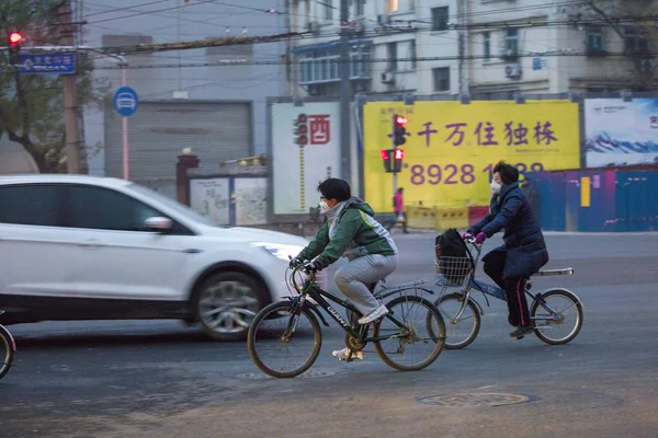 Kerékpárosok Viselt Álarcok Levegőszennyezés Ellen Lovagolni Úton Nehéz Szmog Pekingben — Stock Fotó
