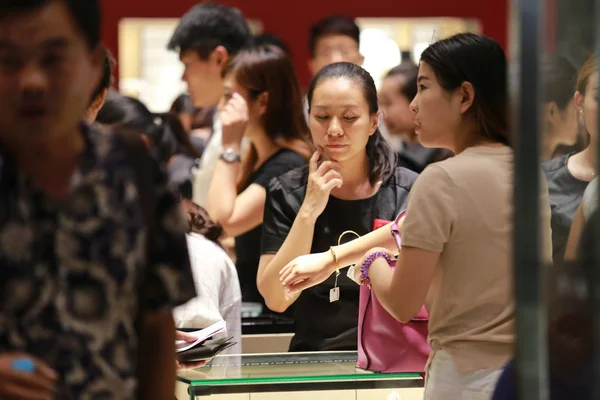 Chińscy Klienci Kupują Złote Ozdoby Sklepie Jubilerskim Centrum Handlowym Mieście — Zdjęcie stockowe