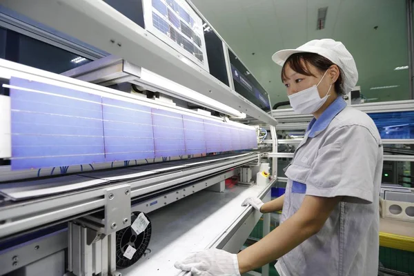 2016年8月18日 中国東部江蘇省梁陽市の梁陽江新エネルギー有し物の工場で 太陽光パネルの製造に使用される太陽光発電セルの生産を監視する中国人女性労働者 — ストック写真