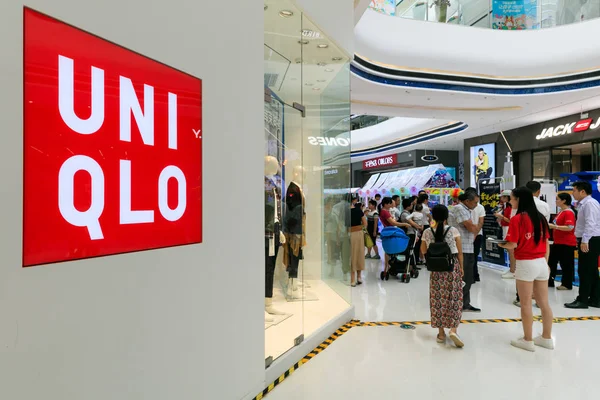 Kerumunan Pelanggan Depan Sebuah Toko Uniqlo Sebuah Pusat Perbelanjaan Kota — Stok Foto