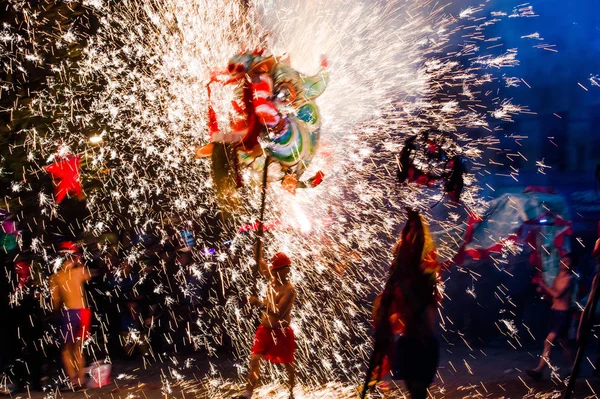 2016年2月21日 中国西南贵州省乾东南苗族东族自治州太江县即将到来的元宵节 中国艺人在焰火的火花中表演舞龙舞 — 图库照片