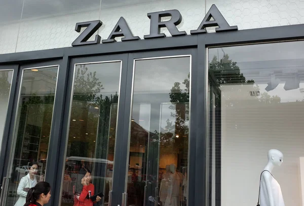 Los Compradores File Visitan Una Tienda Moda Zara Ciudad Nan — Foto de Stock