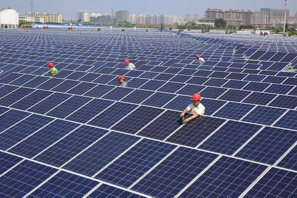 Китайские Рабочие Устанавливают Солнечные Батареи Крыше Здания Текстильной Фабрике Городе — стоковое фото