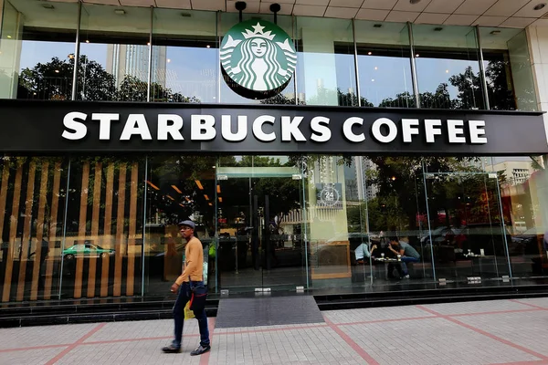 Gyalogos Elsétál Egy Kávézó Starbucks Coffee Guangzhou Város Dél Kínai — Stock Fotó