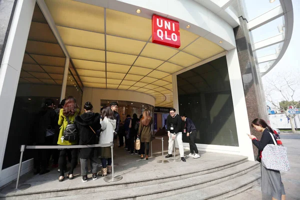 File Shoppers Mengantri Sebuah Toko Mode Uniqlo Shanghai China Maret — Stok Foto