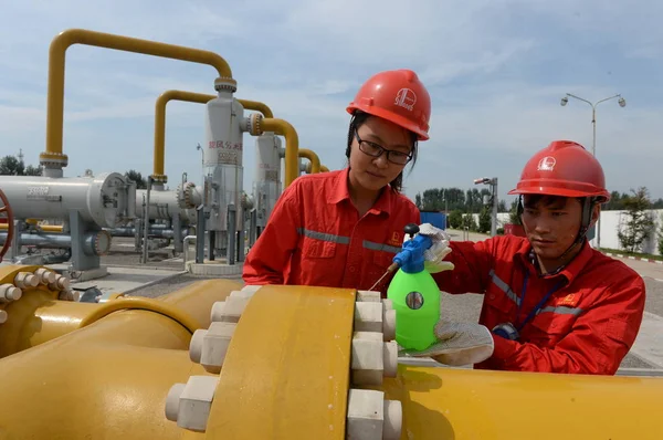 Trabalhadores Chineses Sinopec Verificar Tubos Uma Estação Transmissão Gás Natural — Fotografia de Stock