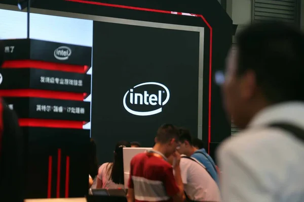 Besökare Går Förbi Montern Intel Den China Digital Entertainment Expo — Stockfoto