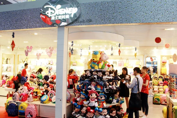 Klanten Kopen Speelgoed Souvenirs Een Winkel Shanghai Disneyland Het Shanghai — Stockfoto