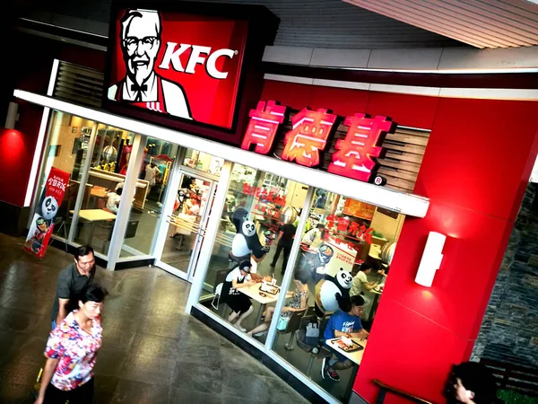 Pedestres Passam Por Restaurante Fast Food Kfc Yum Brands Cidade — Fotografia de Stock