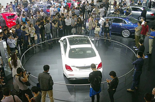 Посетители Смотрят Mercedes Benz E320L 4Matic Sport Sedan Время Пекинской — стоковое фото
