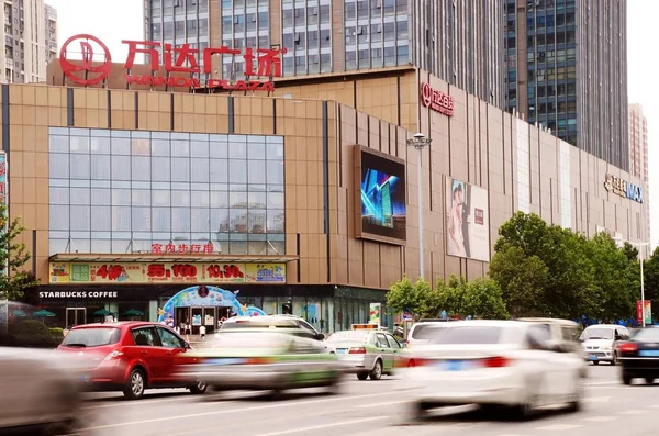 Des Véhicules Passent Devant Une Place Wanda Dans Ville Zhengzhou — Photo