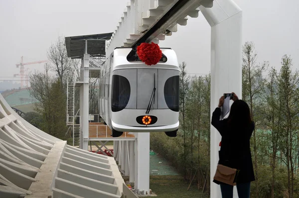 2016年11月21日 中国南西部の四川省成都市の中国スカイ鉄道で 4Kmの軌道に沿って高架の新エネルギーモノレール列車が走行する — ストック写真