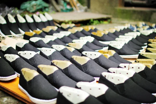 2015年5月23日 中国東部の浙江省無錫町の店舗で販売される布靴の眺め 2015年5月23日 — ストック写真