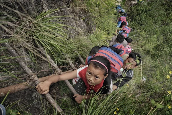 Local Children Climb 800 Meter Cliff Vine Ladder Mountainous Area — Stock Photo, Image