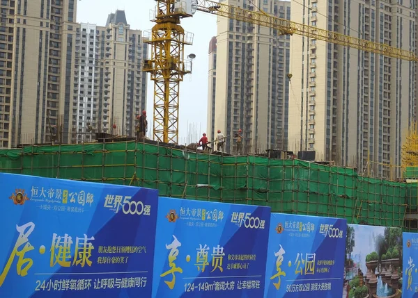 Chinesische Wanderarbeiter Bauen Der Stadt Yichang Der Zentralchinesischen Provinz Hubei — Stockfoto