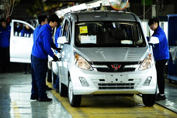 Trabajadores Chinos Montan Automóviles Línea Montaje Una Planta Automóviles Saic — Foto de Stock