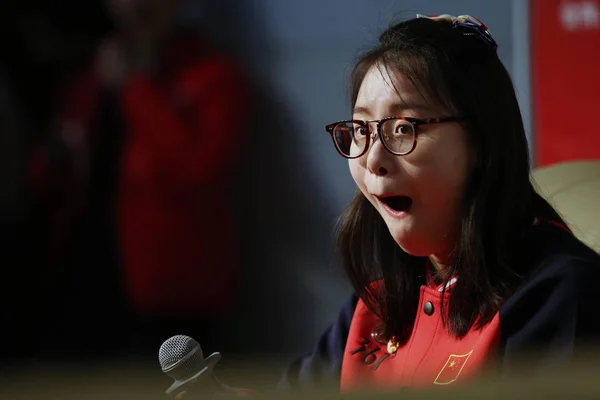 Estrella Nadadora China Yuanhui Reacciona Durante Una Reunión Con Estudiantes — Foto de Stock