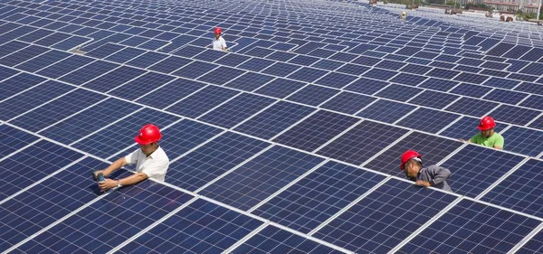 Trabajadores Chinos Instalan Paneles Solares Azotea Edificio Una Fábrica Textil — Foto de Stock